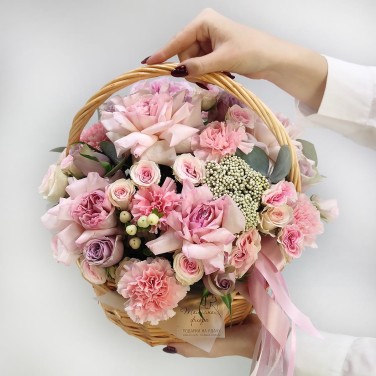 Сказочная розовость с ароматными розами в корзине
