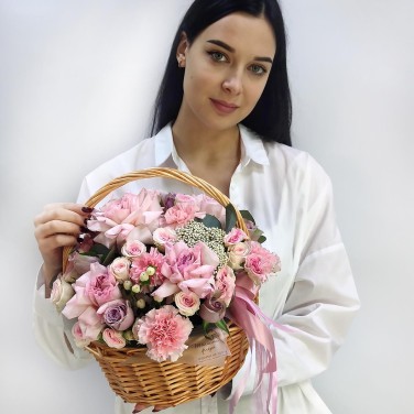 Сказочная розовость с ароматными розами в корзине