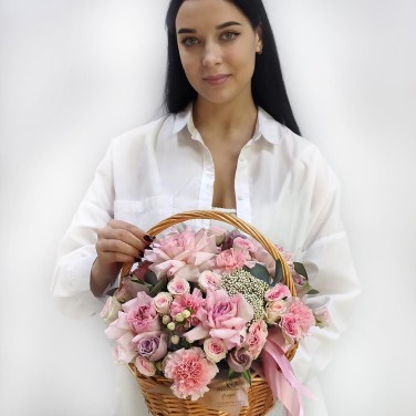 Сказочная розовость с ароматными розами в корзине