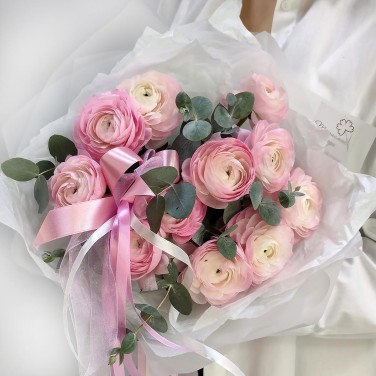 Нежные розовые ранункулюсы в упаковке