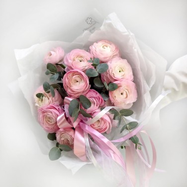 Нежные розовые ранункулюсы в упаковке