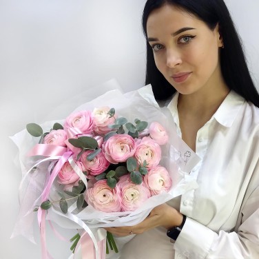 Нежные розовые ранункулюсы в упаковке