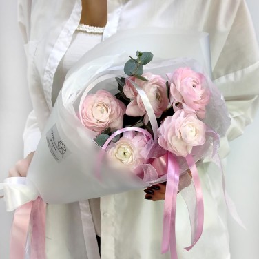 Милый букет из ранункулюсов