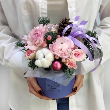 Розовый зимний презент с ранункулюсом и хлопком