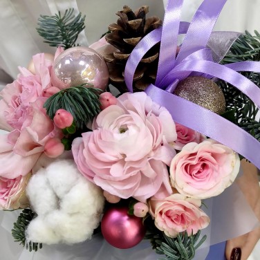 Розовый зимний презент с ранункулюсом и хлопком