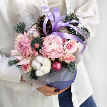 Розовый зимний презент с ранункулюсом и хлопком