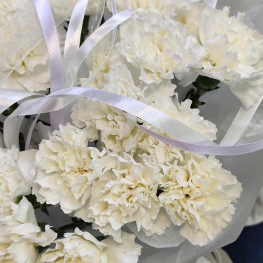 Букет белых гвоздик 25