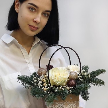 Зимняя композиция с шариками и хвоей