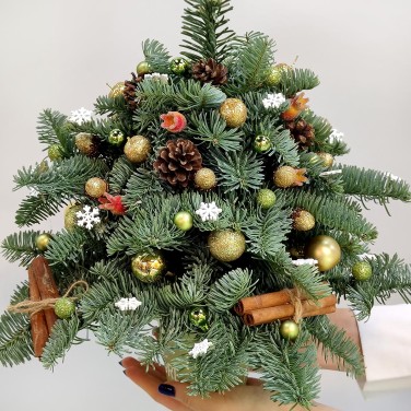Праздничная елка из хвои и корицы
