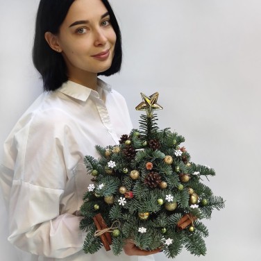 Праздничная елка из хвои и корицы