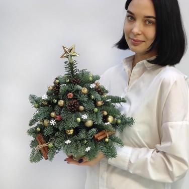 Праздничная елка из хвои и корицы
