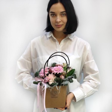 Зимняя сумочка с розовыми герберами