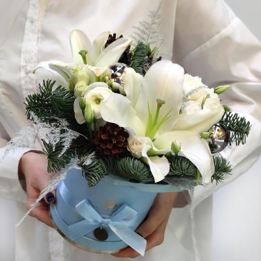 Зимний подарок из лилии и хвои