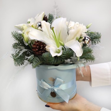 Зимний подарок из лилии и хвои