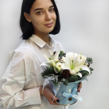 Зимний подарок из лилии и хвои