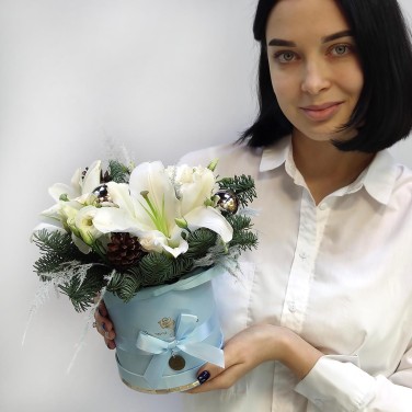 Зимний подарок из лилии и хвои