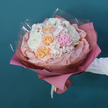 Сладкой нежной букет из ароматных роз и гортензии