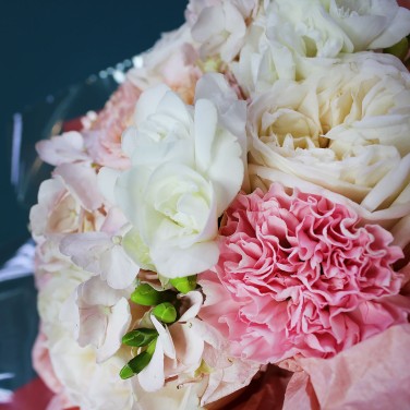 Сладкой нежной букет из ароматных роз и гортензии