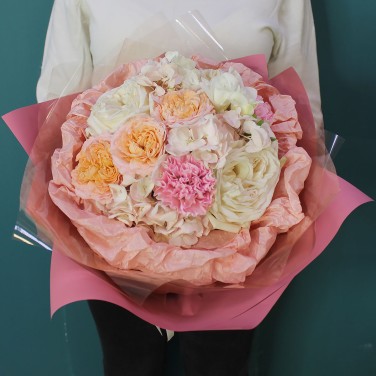 Сладкой нежной букет из ароматных роз и гортензии