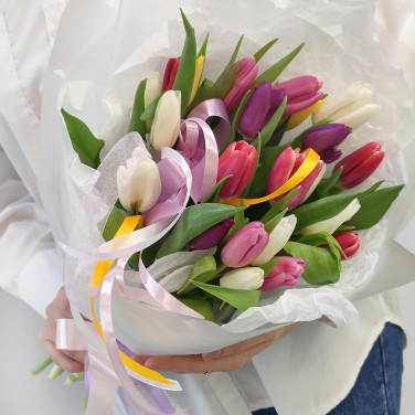 25 разноцветных тюльпанов