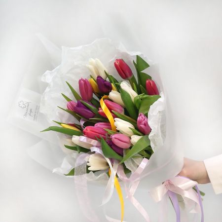 25 разноцветных тюльпанов