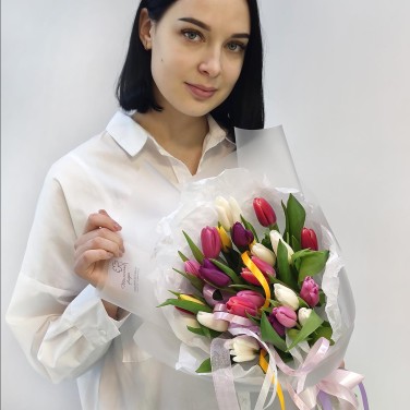 25 разноцветных тюльпанов