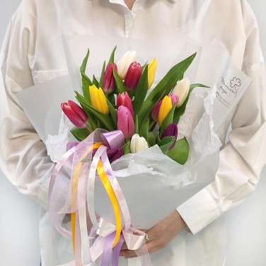 15 разноцветных тюльпанов