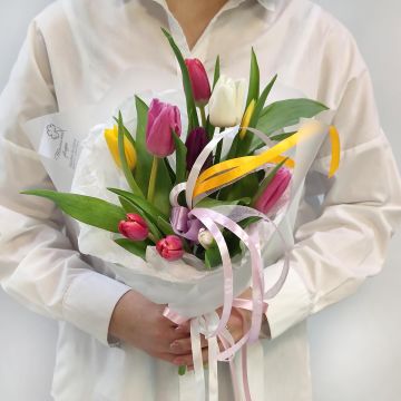 11 разноцветных тюльпанов