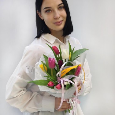 11 разноцветных тюльпанов