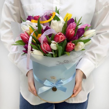 31 разноцветный тюльпан в коробке