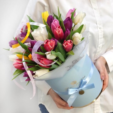 31 разноцветный тюльпан в коробке