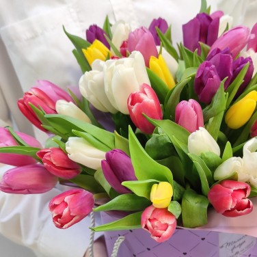 51 разноцветный тюльпан в коробке