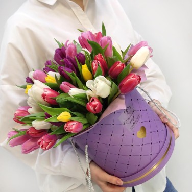 51 разноцветный тюльпан в коробке