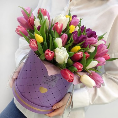 51 разноцветный тюльпан в коробке