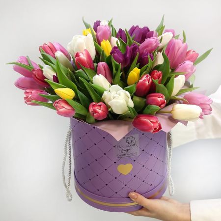 51 разноцветный тюльпан в коробке