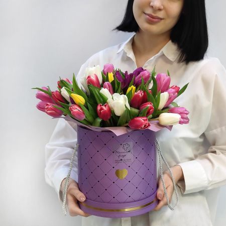 51 разноцветный тюльпан в коробке