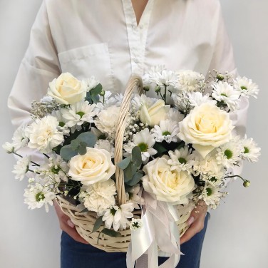 Белоснежка корзина с цветами