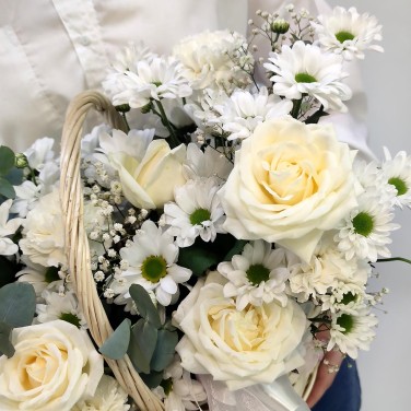 Белоснежка корзина с цветами