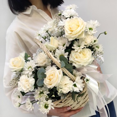 Белоснежка корзина с цветами