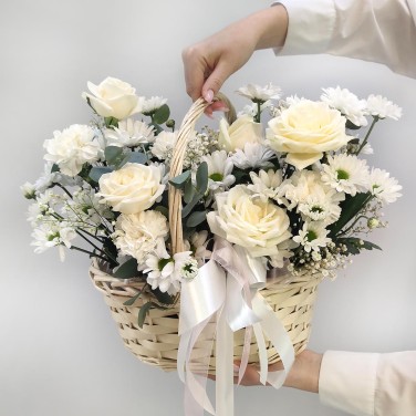 Белоснежка корзина с цветами