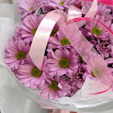 Розовая карусель букет из 5 хризантем