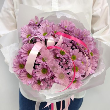 Розовая карусель букет из 5 хризантем