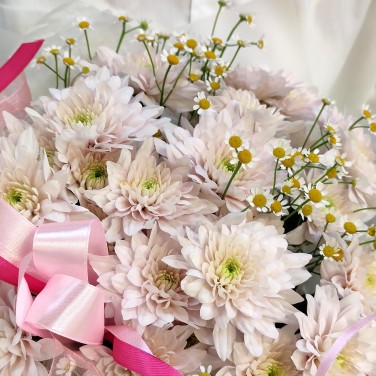 Ласковый букет из кремовых хризантем
