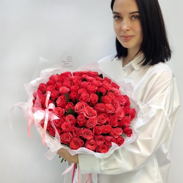 Розовый подарок букет из 75 роз