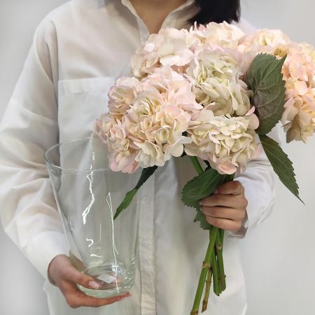 Розовая гортензия в вазе