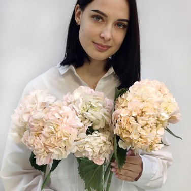 Розовая гортензия в вазе