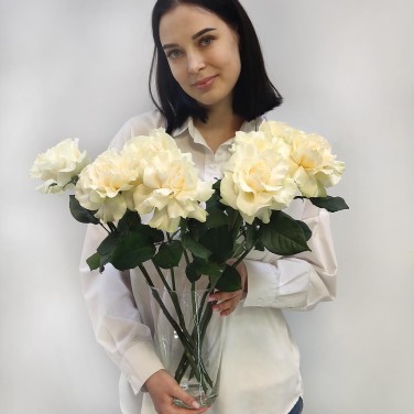 Белые французские розы в вазе