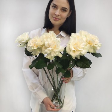 Белые французские розы в вазе