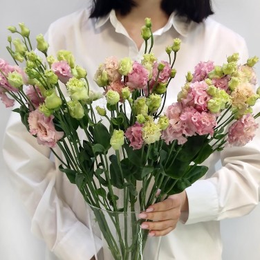 Розовая эустома в вазе