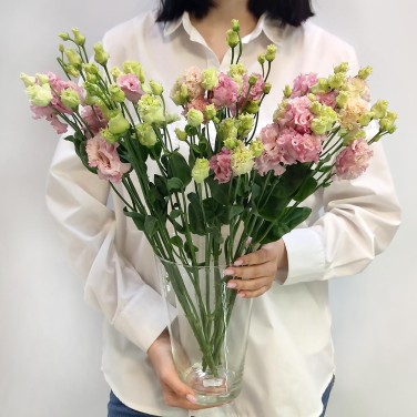 Розовая эустома в вазе